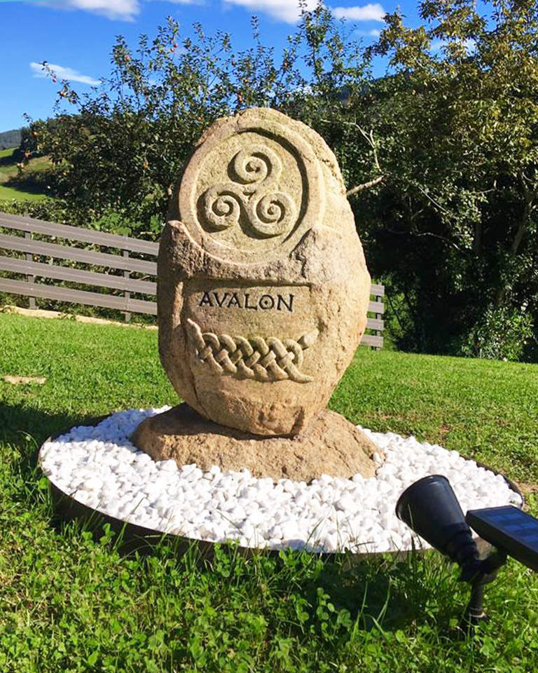 Piedra de granito tallada con Triskel Celta y nombre de la finca para jardín - Tobías Stone