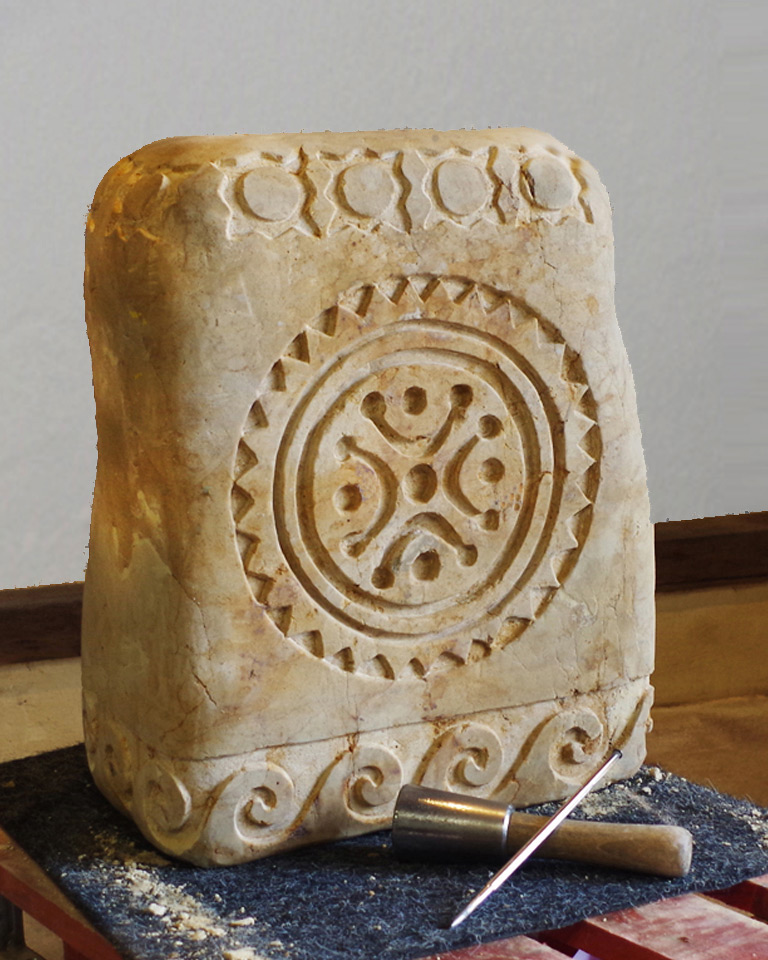 Piedra arenisca tallada con estela cántabra para decoración de jardín - Tobías Stone