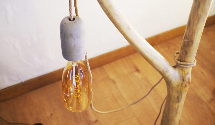 Lámpara de pie en madera natural y piedra tallada con bombilla Edison
