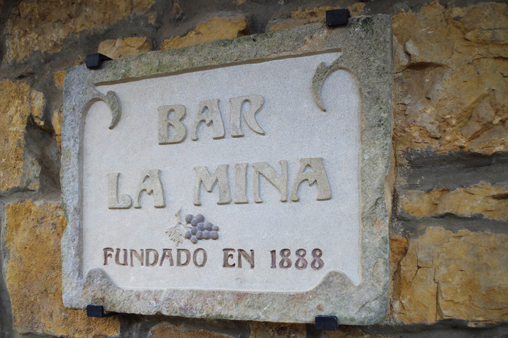 Letrero de bar grabado en piedra, Cantabria Tobías Stone