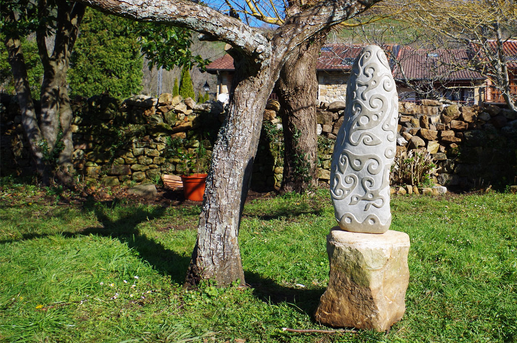piedra tallada para jardín estilo celta Tobías Stone Cantabria