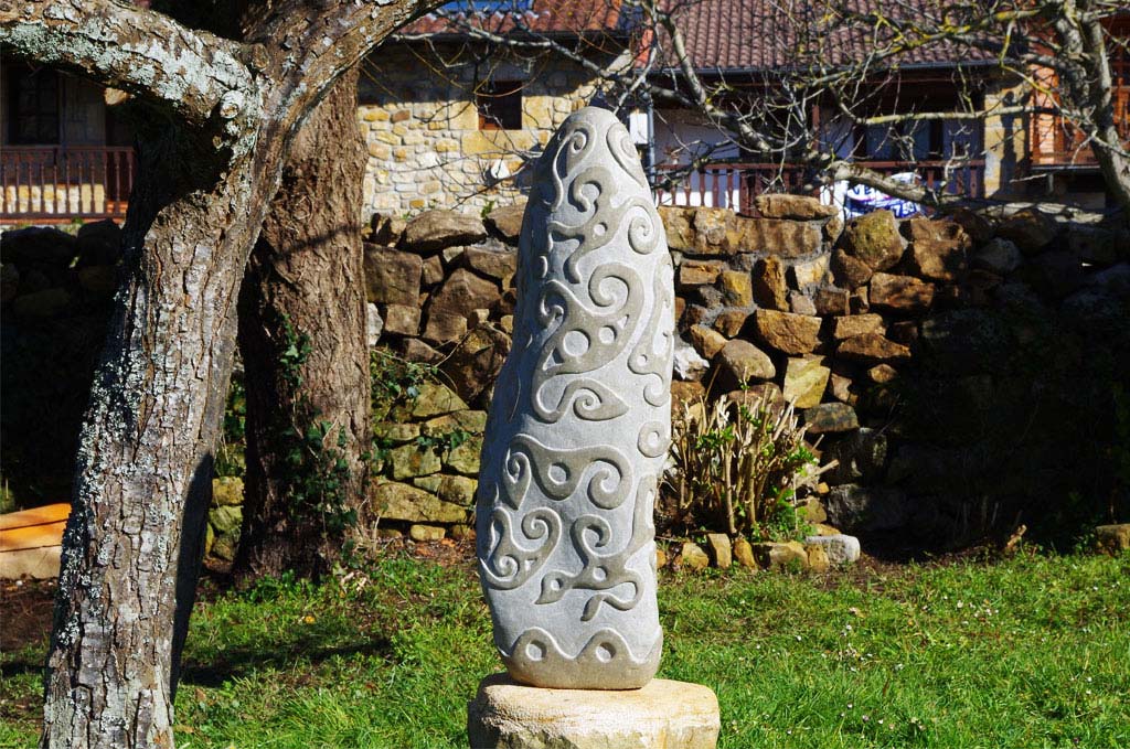 Monolith carved stone for garden Tobías Stone