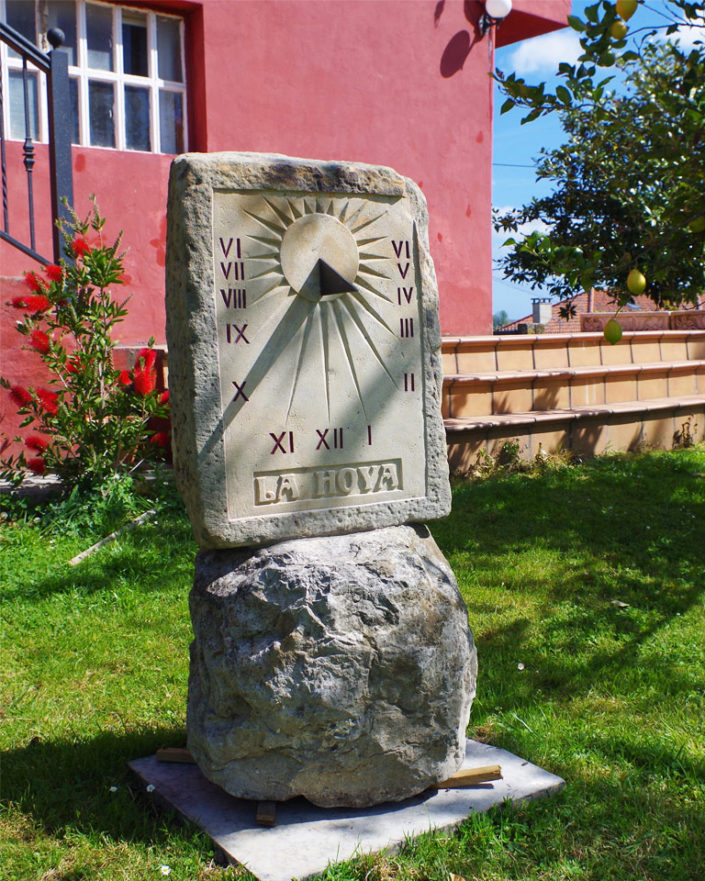 Reloj de sol tallado en piedra para jardín