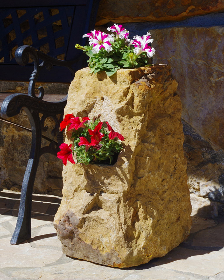 jardinera de piedra natural tallada jardín Cantabria