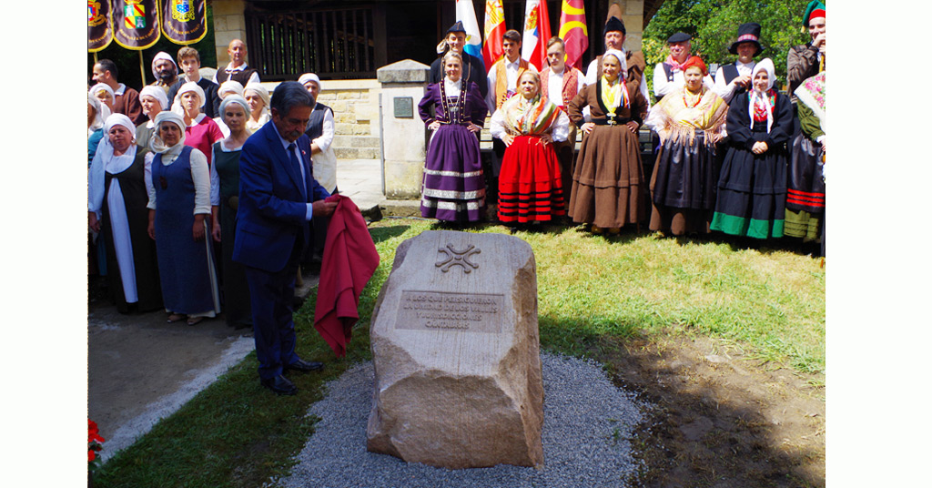 monolito piedra conmemorativo Cantabria con lábaro estela de Barros