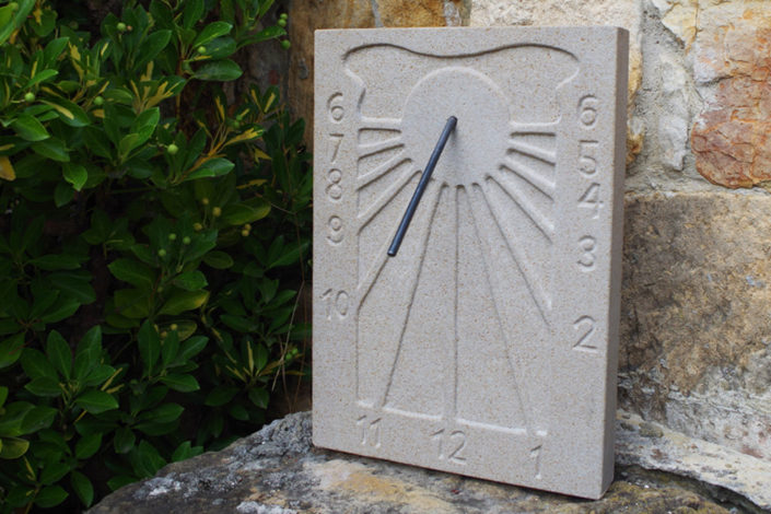 Reloj de sol de piedra para pared o fachada