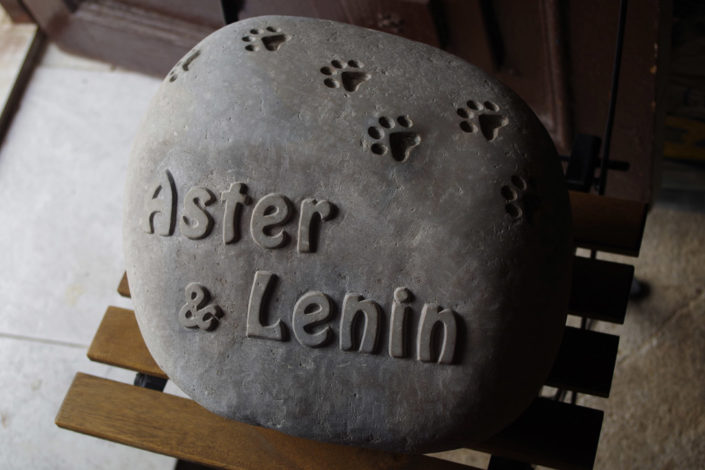 Memorial para mascotas en piedra