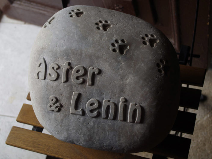Memorial para mascotas en piedra
