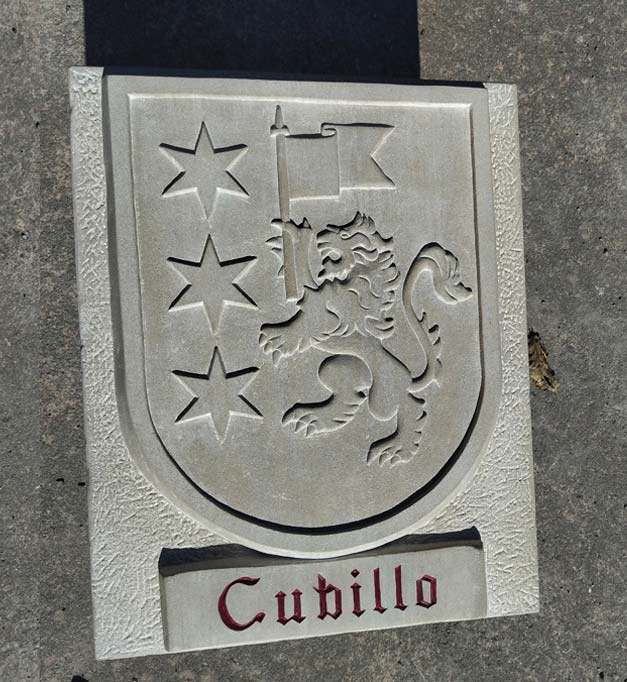 Escudo de piedra con apellidos