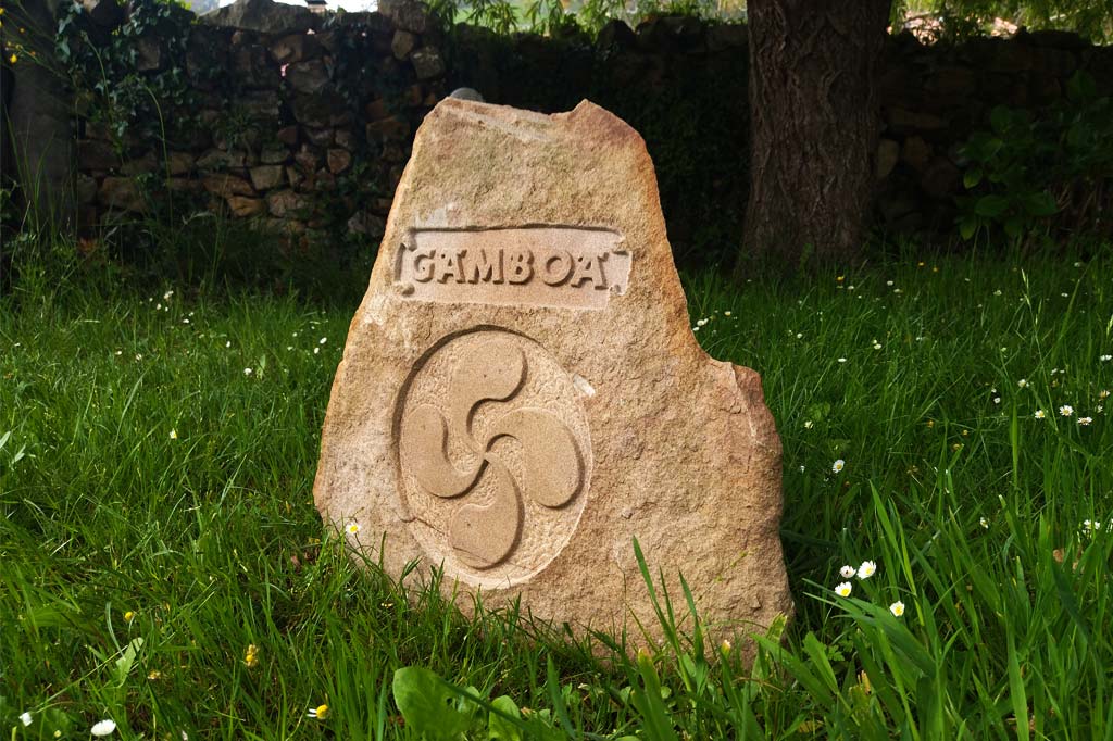 Lauburu para jardín tallado en piedra