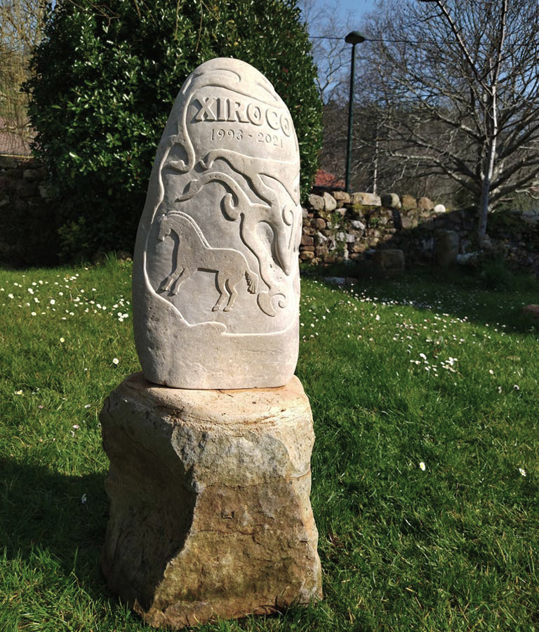 memorial caballo tallado en piedra