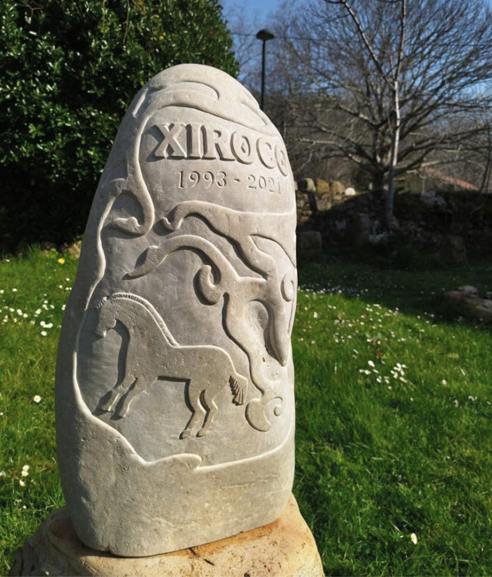 Memorial de caballo en piedra