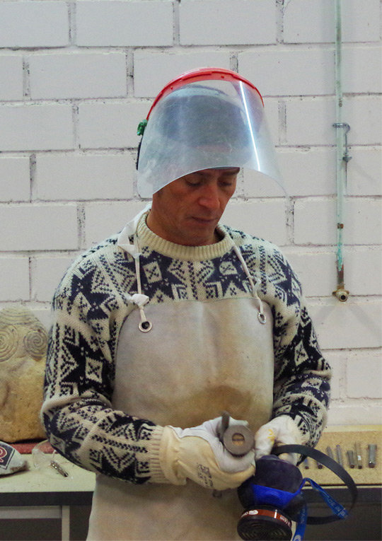 Artesano de piedra en Cantabria y escultor Tobías Stone