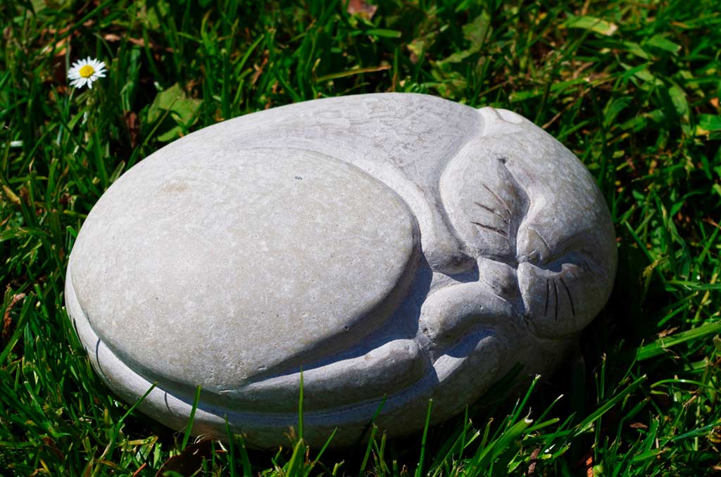 Escultura piedra de gato