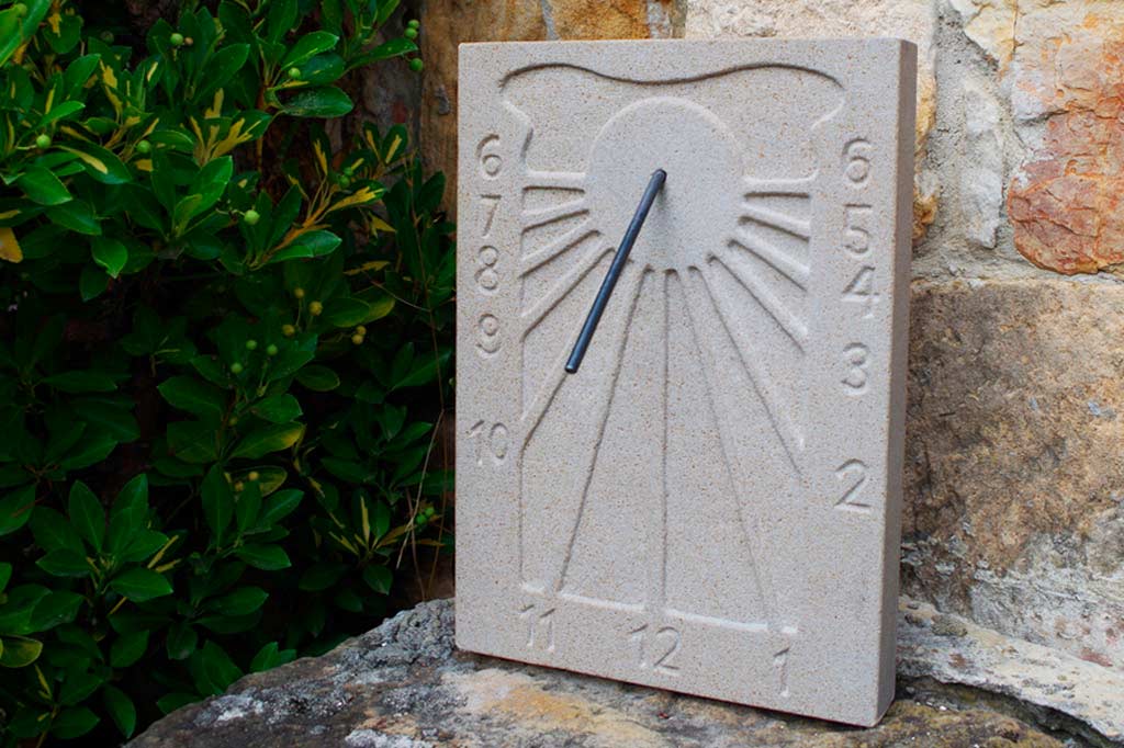 reloj solar en piedra decoración de fachada